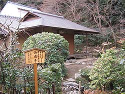 E䉀
